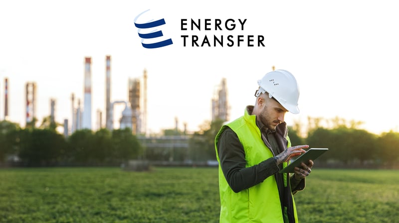 Energy Transfer_Hero Image_Field Worker with Tablet